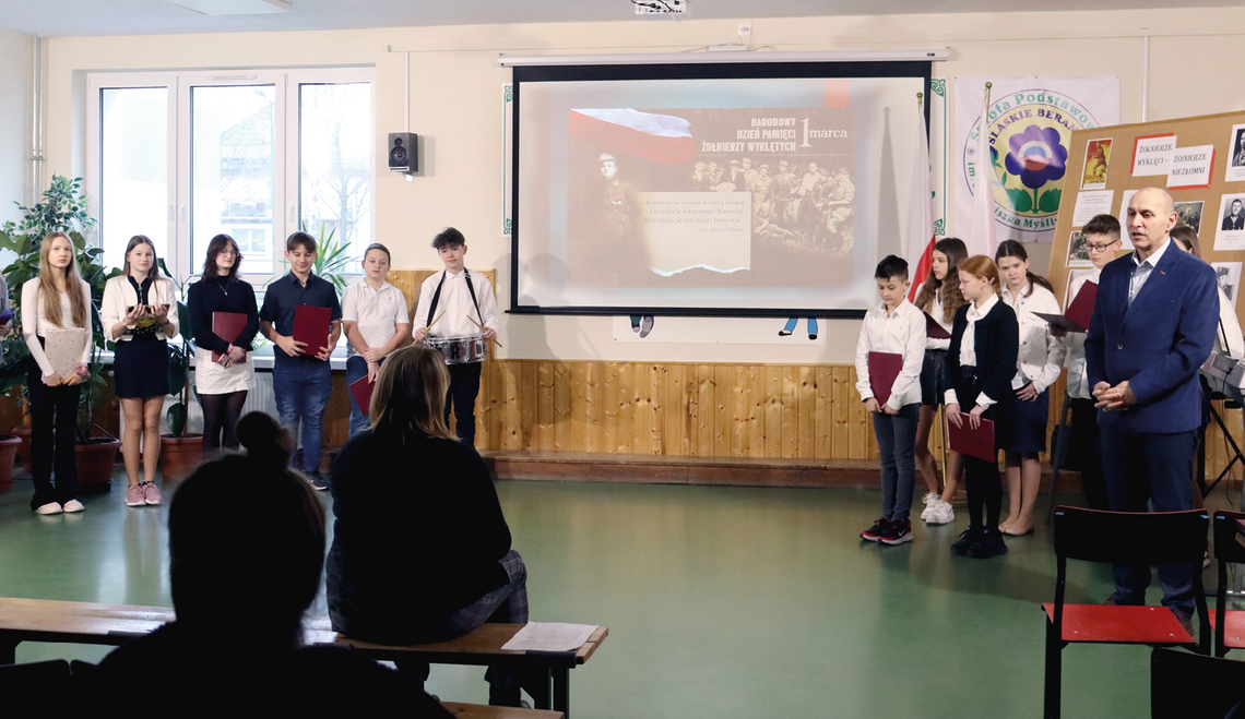 Uczniowie z Izbicka uczcili patriotów walczących z komunizmem