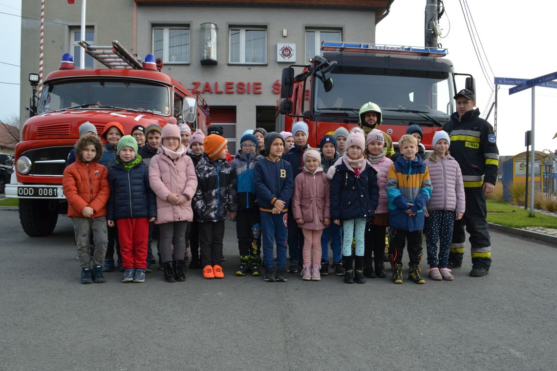 Uczniowie z Zalesia Śląskiego odwiedzili miejscową remizę strażacką