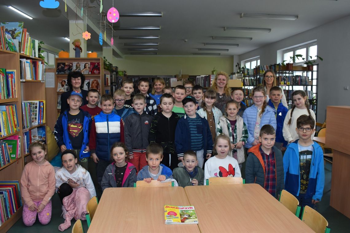 Uczniowie z Zalesia Śląskiego z wizytą w bibliotece w Leśnicy