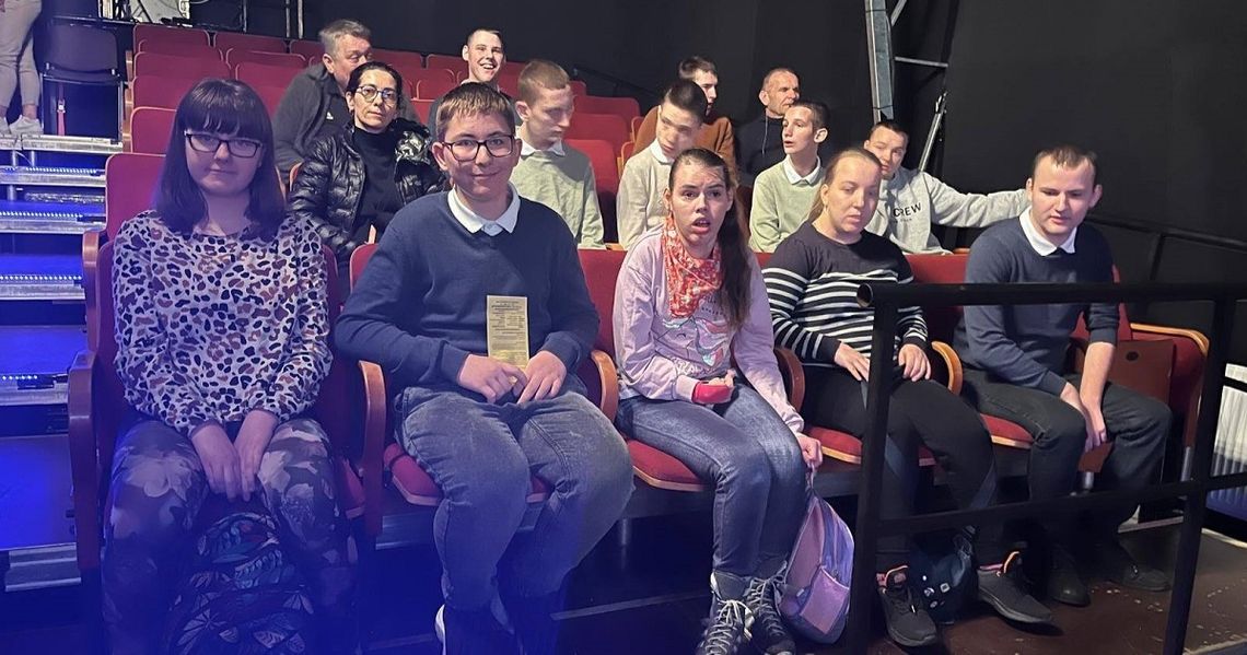 Uczniowie z ZSS w Kadłubie w teatrze. To był wyjazd pełen wrażeń