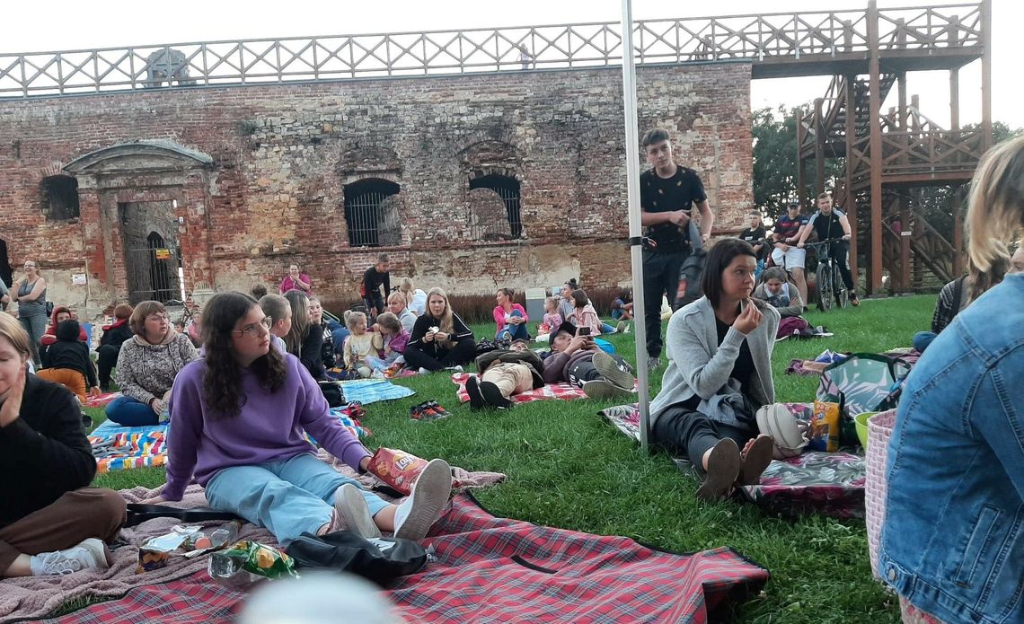 Kino plenerowe na zamku w Ujeździe. Tak mieszkańcy zakończyli wakacje