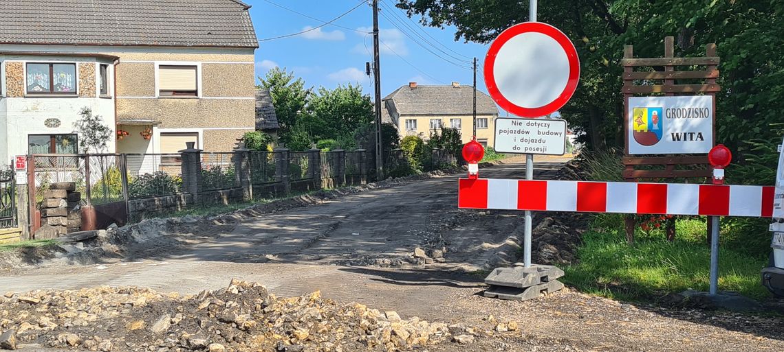 Ul. Główna w Grodzisku zamknięta. Kierowcy muszą kierować się objazdem