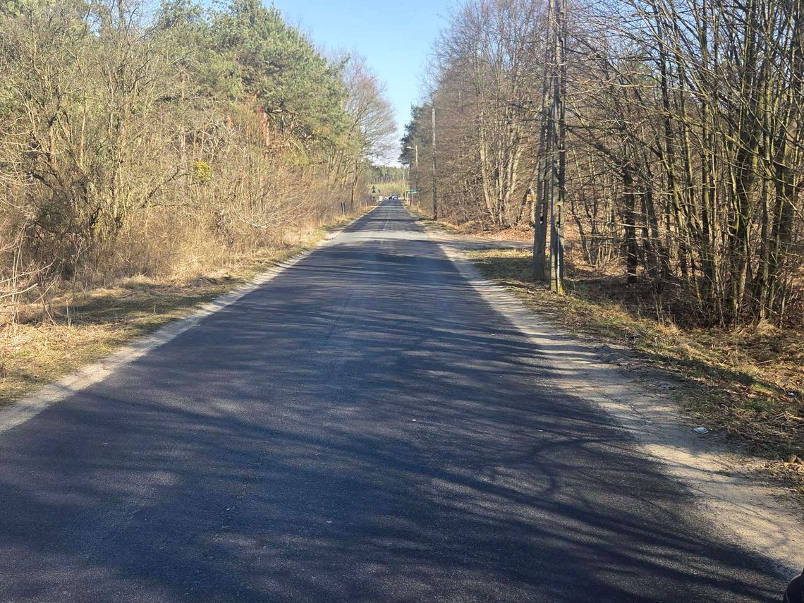 Ulica Arki Bożka wreszcie z chodnikiem. Będzie jasno, równo i bezpiecznie