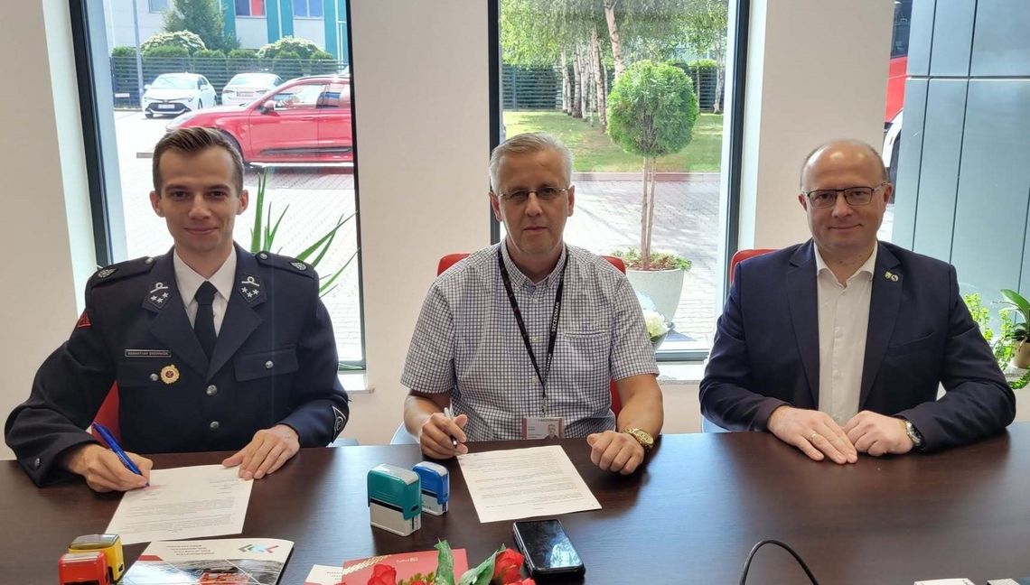 Umowa na nowy wóz dla OSP Gąsiorowice podpisana. To największa inwestycja w jednostce Umowa na nowy wóz dla OSP Gąsiorowice podpisana. To największa inwestycja w jednostce