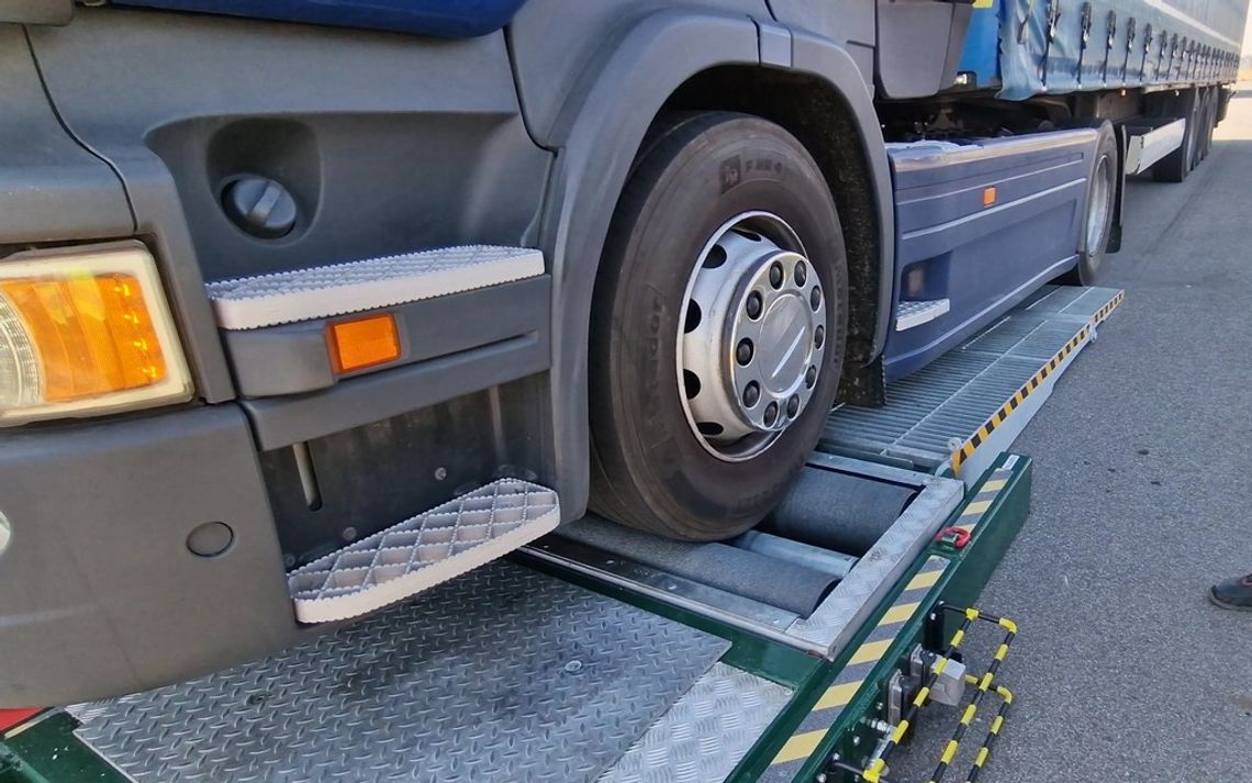 Uszkodzone tarcze hamulcowe i popękane szyby w ciężarówkach. Posypały się mandaty