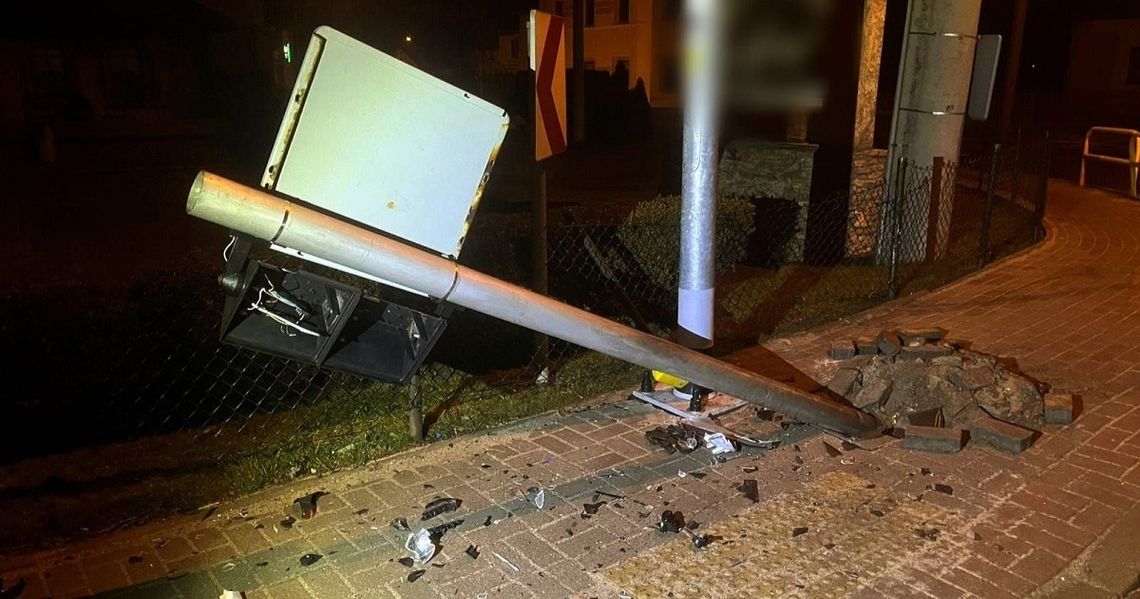 Uszkodziła sygnalizację świetlną i ogrodzenie. Po tym odjechała z miejsca zdarzenia