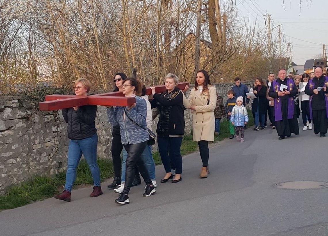 W Dziewkowicach odegrano Misterium Męki Pańskiej. Była też droga krzyżowa W Dziewkowicach odegrano Misterium Męki Pańskiej. Była też droga krzyżowa