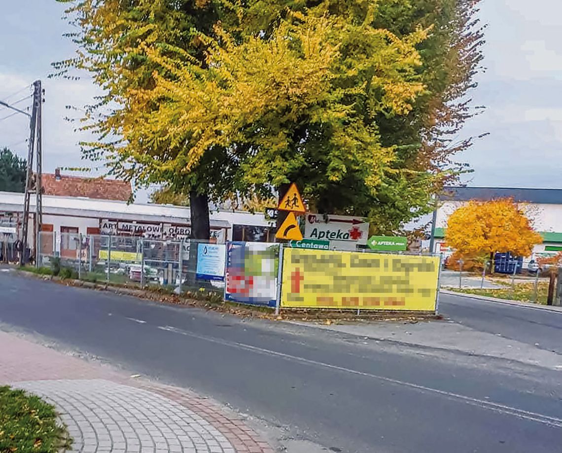 W Jemielnicy kierowcy mają ograniczoną widoczność przez wiszące na płocie reklamy 