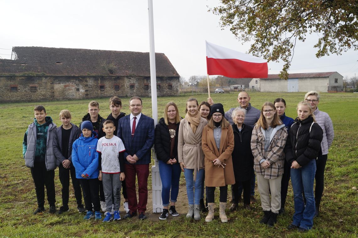 W Otmicach dumnie powiewa polska flaga. Wszystko dzięki młodzieży i sołtysowi
