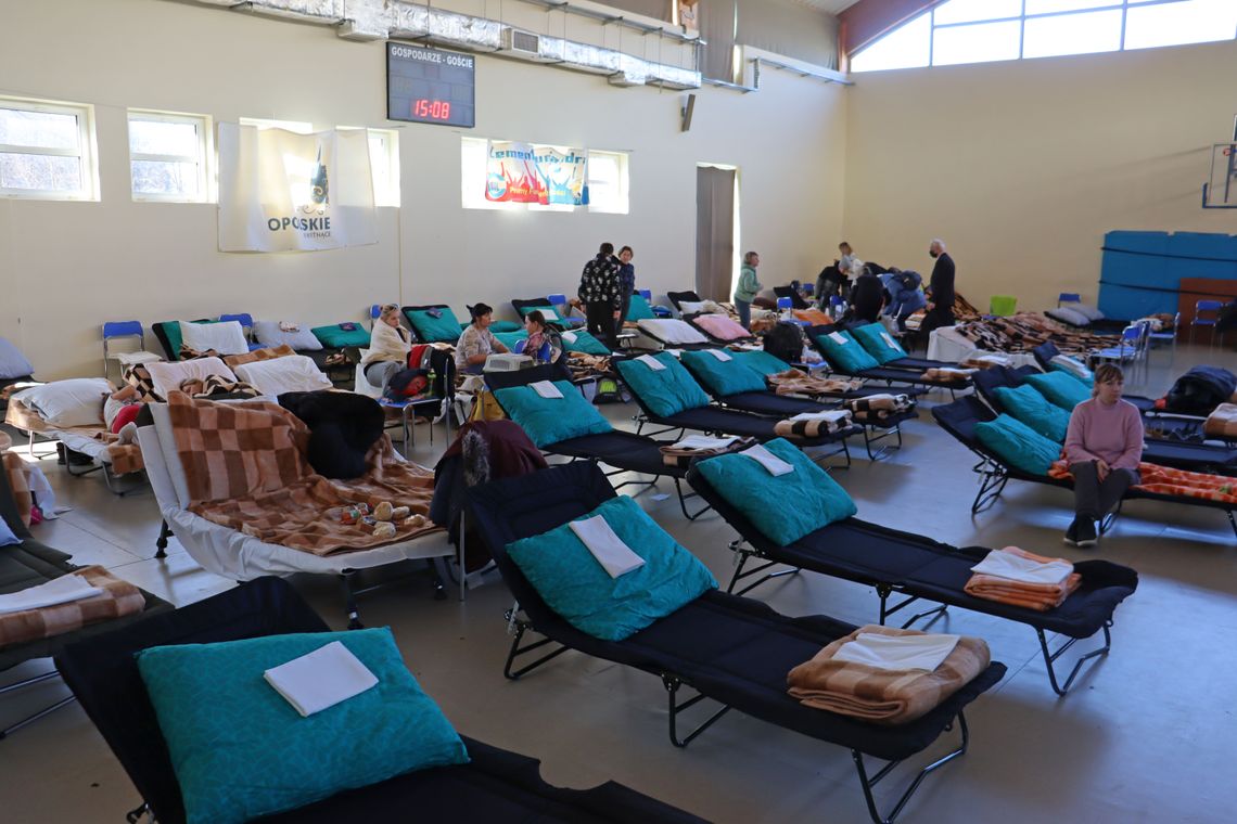 W dużym punkcie recepcyjnym dostawiono kolejnych 100 łóżek dla uchodźców W dużym punkcie recepcyjnym dostawiono kolejnych 100 łóżek dla uchodźców