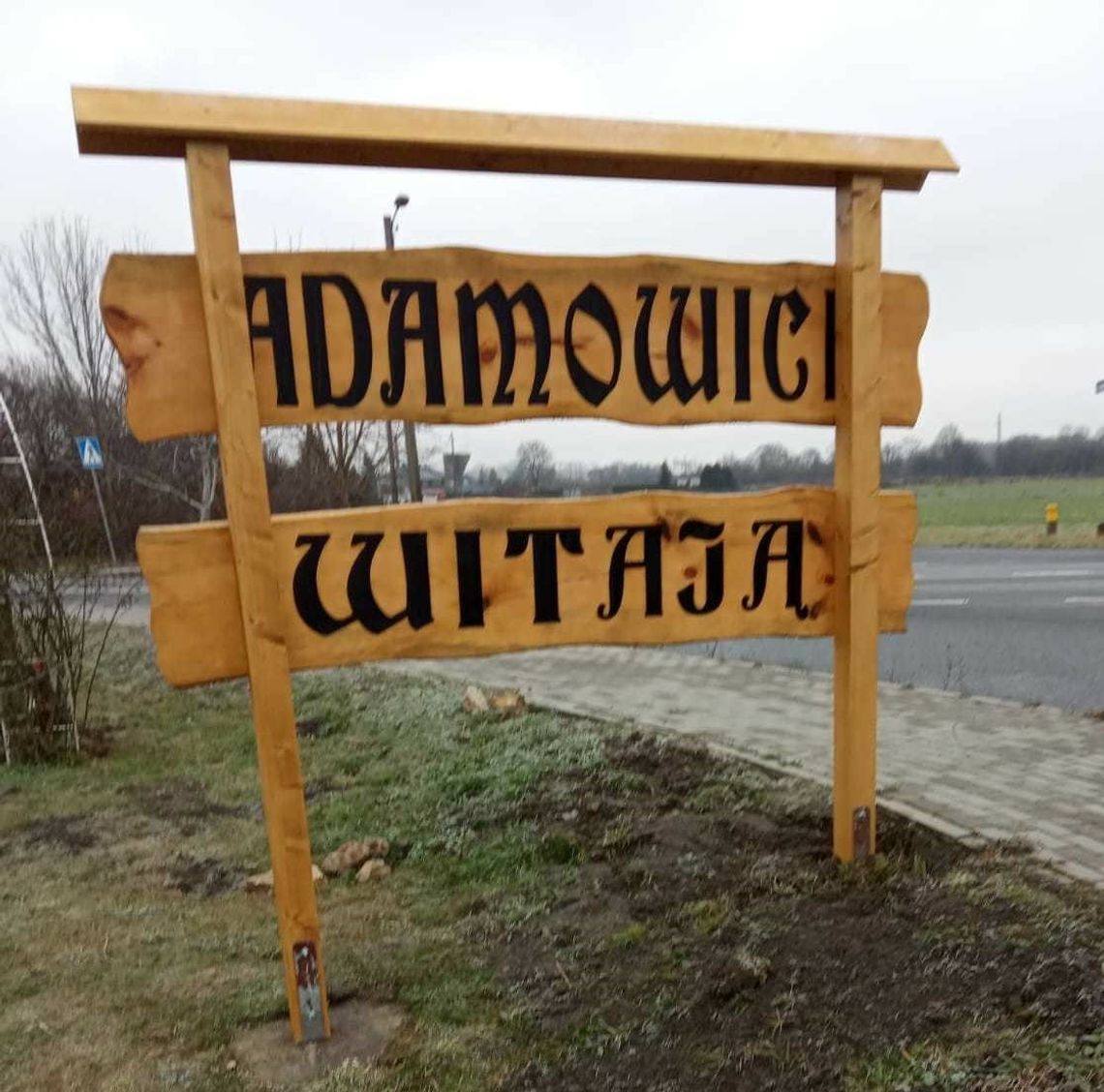 W styczniu przy wjeździe do sołectwa Adamowice postawiono nowy witacz