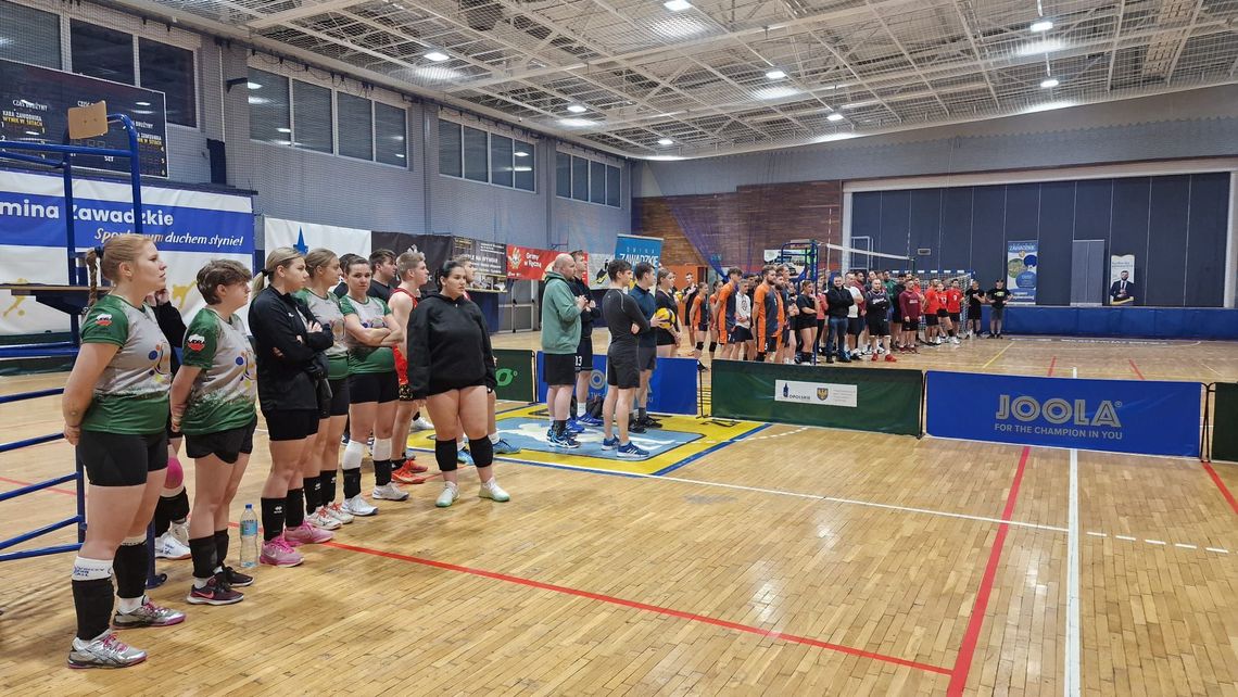 W Zawadzkiem odbył się nocny turniej siatkówki. Chętnych nie brakowało