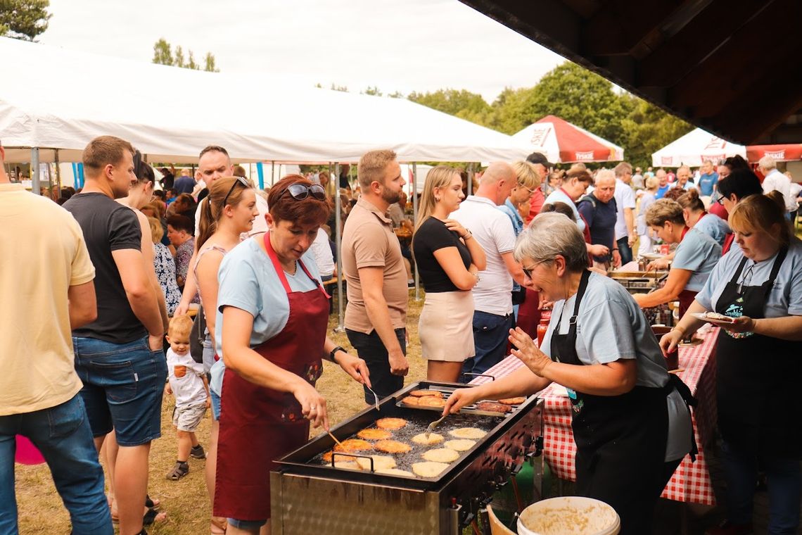 Placki znów królowały w Żędowicach. Natarto aż 300 kilogramów ziemniaków