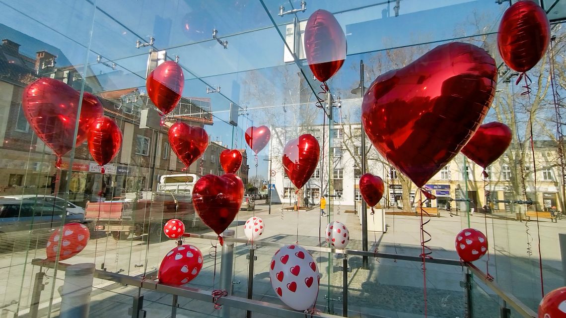 Walentynki w Strzelcach Opolskich. Serca w szklanych domach na pl. Żeromskiego Walentynki w Strzelcach Opolskich. Serca w szklanych domach na pl. Żeromskiego