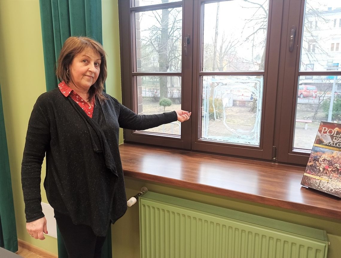 Wandale wybili szyby w miejskiej bibliotece. "Kim trzeba być, żeby robić takie rzeczy"