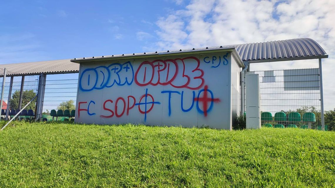 Wandalizm na stadionie w Strzelcach Opolskich. Pomazane ogrodzenie i budynki