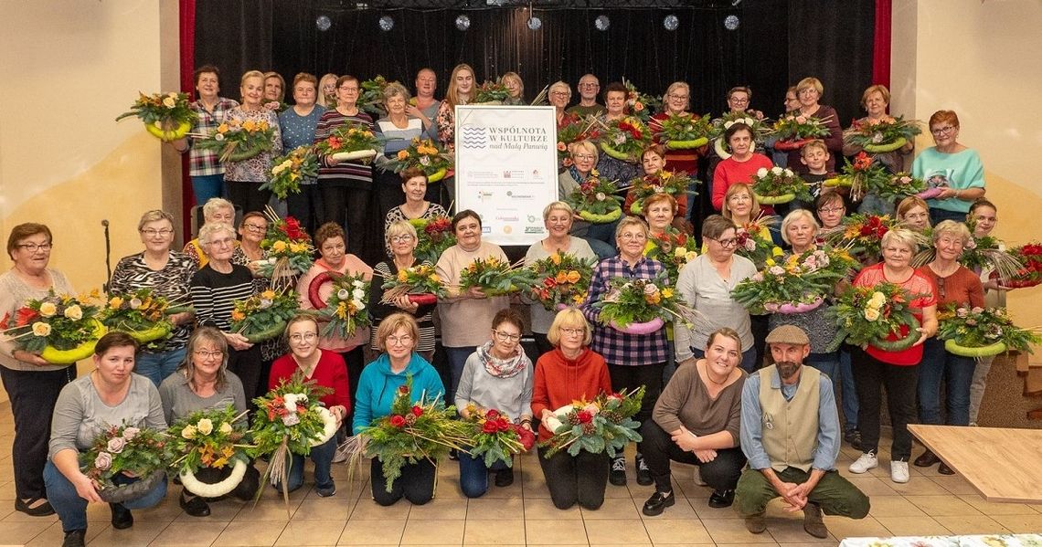 Warsztaty florystyczne w Kolonowskiem. Uczestnicy tworzyli piękne stroiki