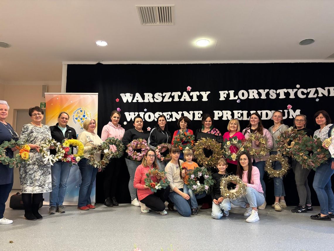 Warsztaty florystyczne w Leśnicy. Panie tworzyły wiosenne cuda na drzwi