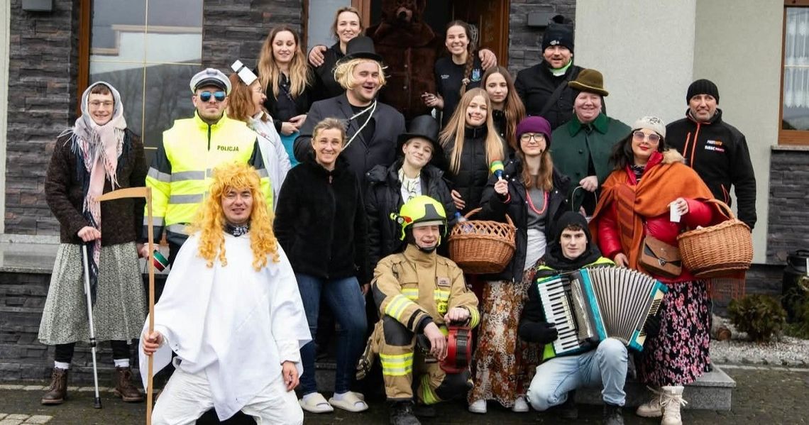 Wesołe orszaki z niedźwiedziem przeszły przez gminę Strzelce Opolskie