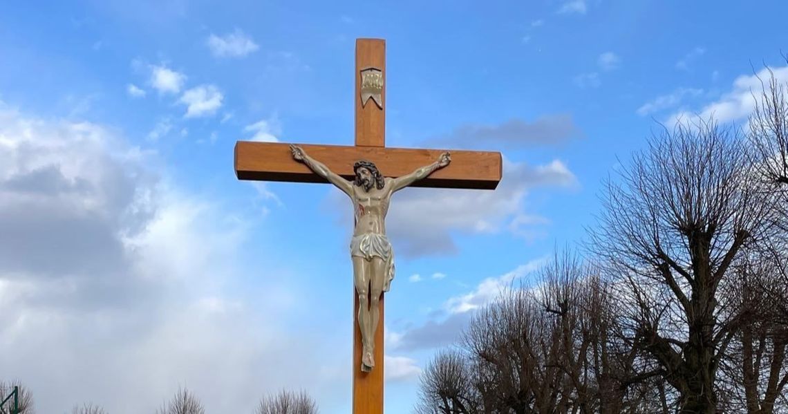 Wichura złamała krzyż w Nogowczycach. Mieszkańcy nie pozostali bezczynni