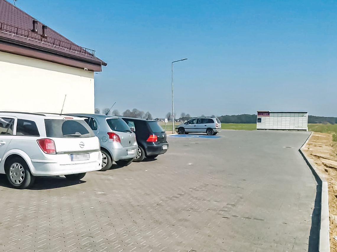 Wielki parking przy sklepie Dino, a miejsce dla niepełnosprawnych daleko