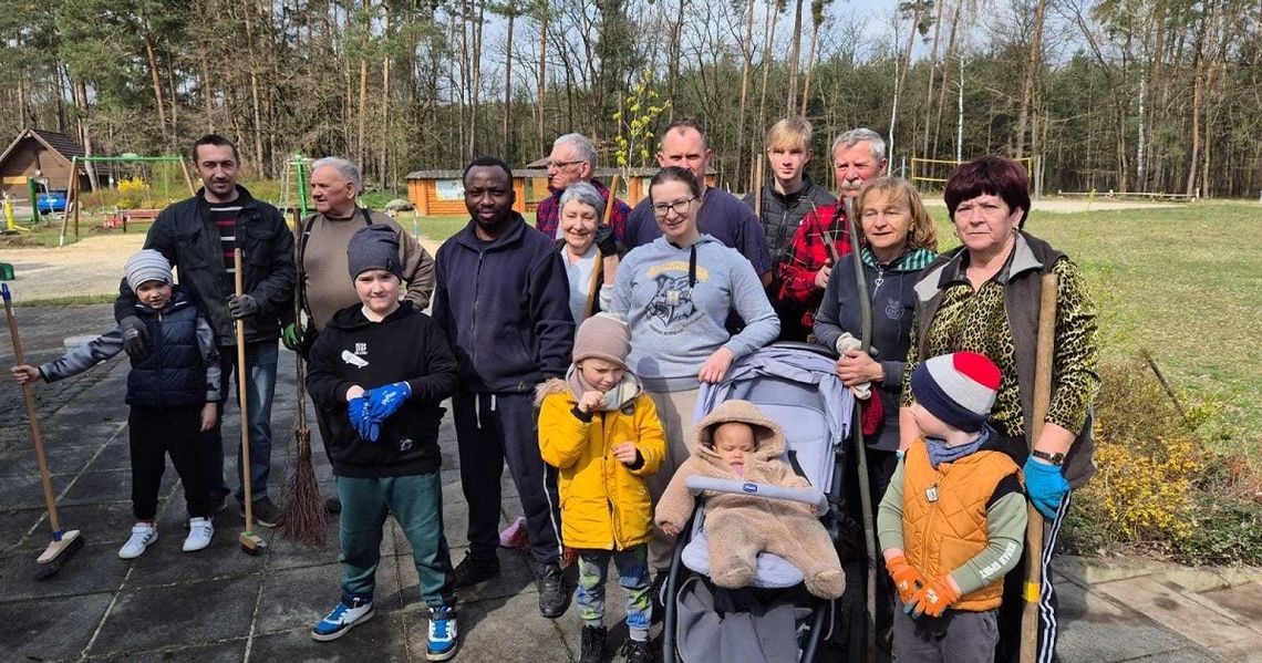 Wielkie sprzątanie w Utracie. Rąk do pracy nie brakowało