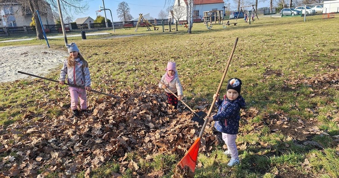 Wiosenne porządki przy Bajorku w Kadłubie Piecu. Sprzątali młodsi i starsi
