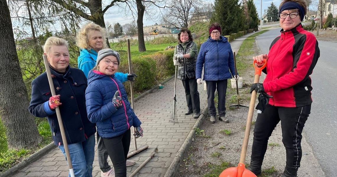 Wiosenne porządki w Raszowej. Mieszkańcy dbają o swoją miejscowość