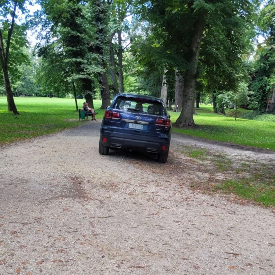 Wjechał autem do strzeleckiego parku. Za bezmyślność można zapłacić 500 zł Wjechał autem do strzeleckiego parku. Za bezmyślność można zapłacić 500 zł