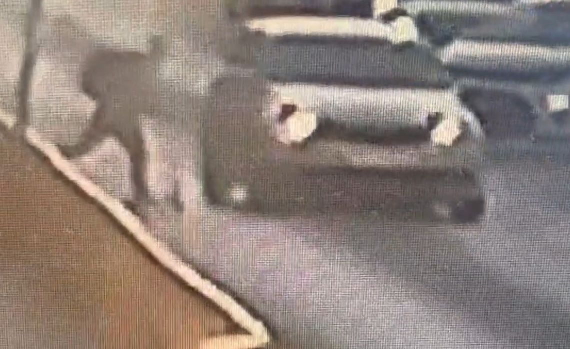 Wjechał hulajnogą prosto na przejście. Zderzył się z samochodem