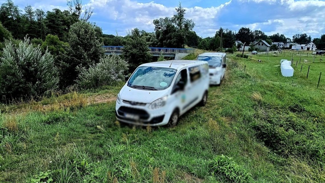 Wjechali na wał na Małej Panwi i go uszkodzili. Jeden próbował uciec