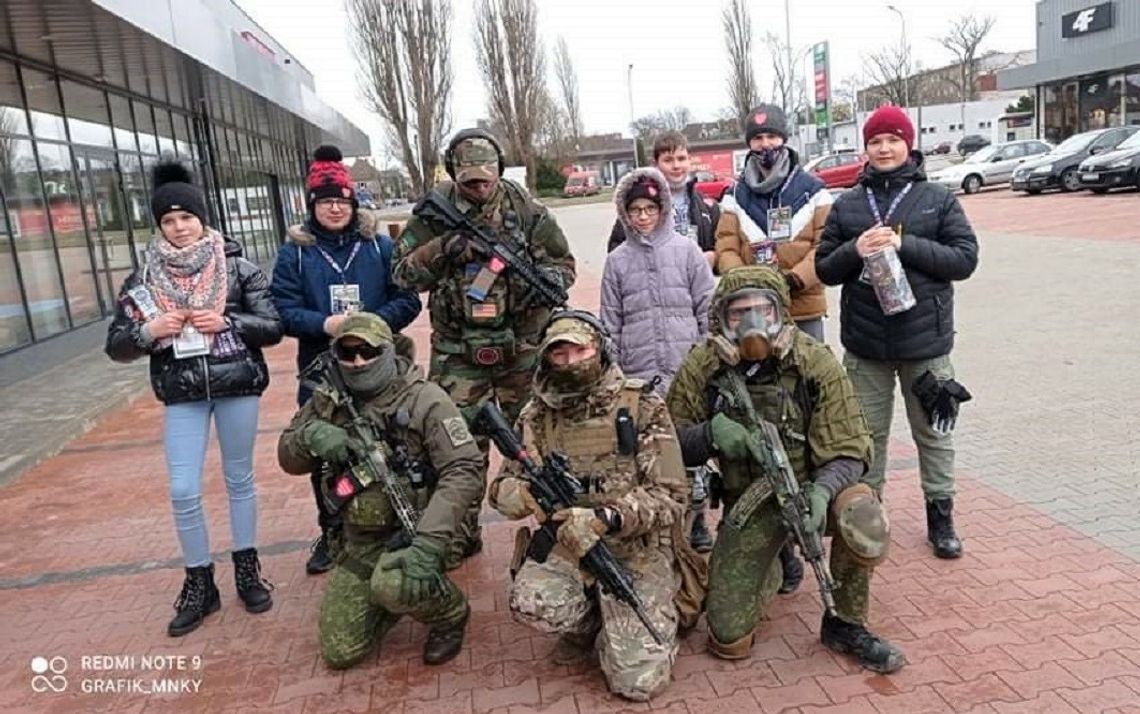 Wolontariusze w strojach wojskowych kwestują na rzecz WOŚP. Teraz spotkacie ich w Strzelcach Opolskich Wolontariusze w strojach wojskowych kwestują na rzecz WOŚP. Teraz spotkacie ich w Strzelcach Opolskich