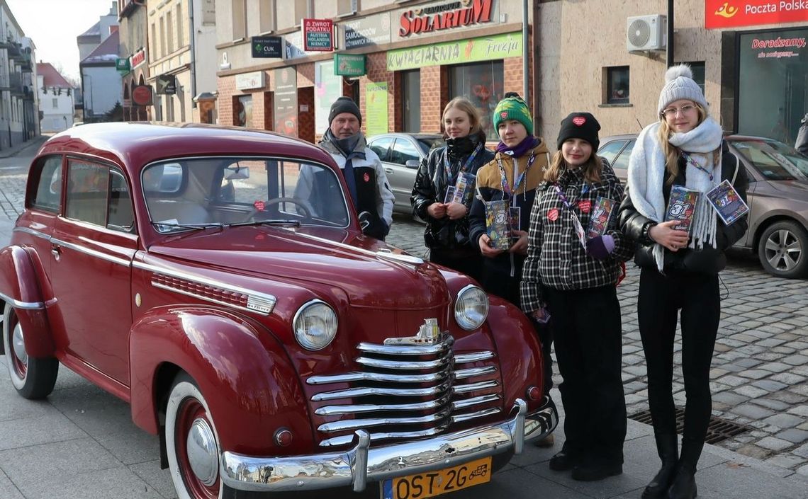 WOŚP 2023 w Strzelcach Opolskich. Wolontariusze kwestują od rana WOŚP 2023 w Strzelcach Opolskich. Wolontariusze kwestują od rana