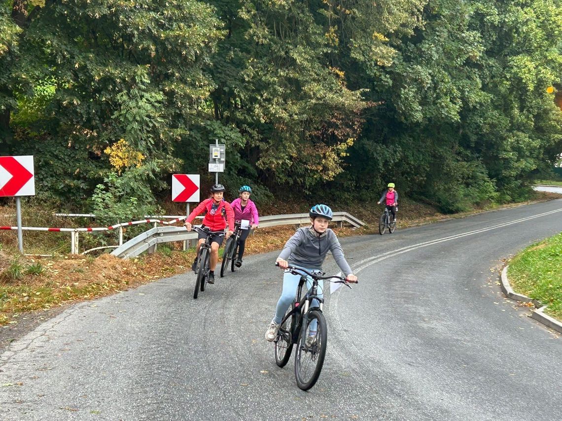 Wsiedli na rowery i podziwiali uroki powiatu strzeleckiego