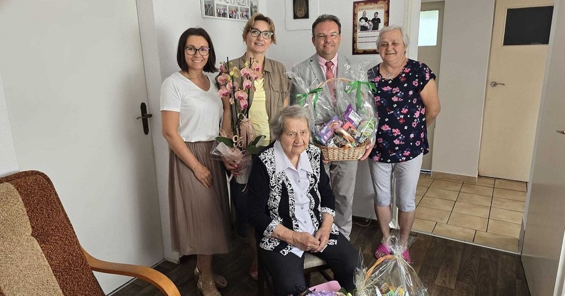 Wszystkiego najlepszego. Pani Teresa z Otmic świętowała 95. urodziny Wszystkiego najlepszego. Pani Teresa z Otmic świętowała 95. urodziny