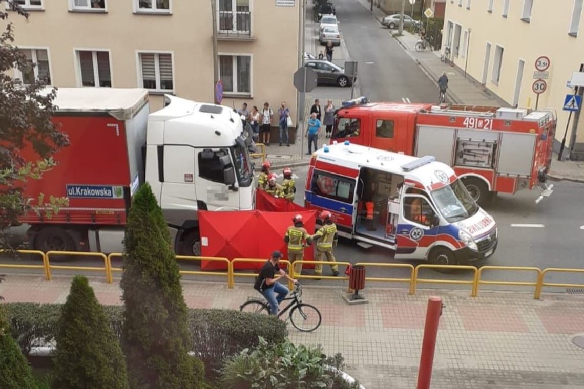 Śmiertelny wypadek w Strzelcach Opolskich. Ofiara jechała po pasach rowerem?