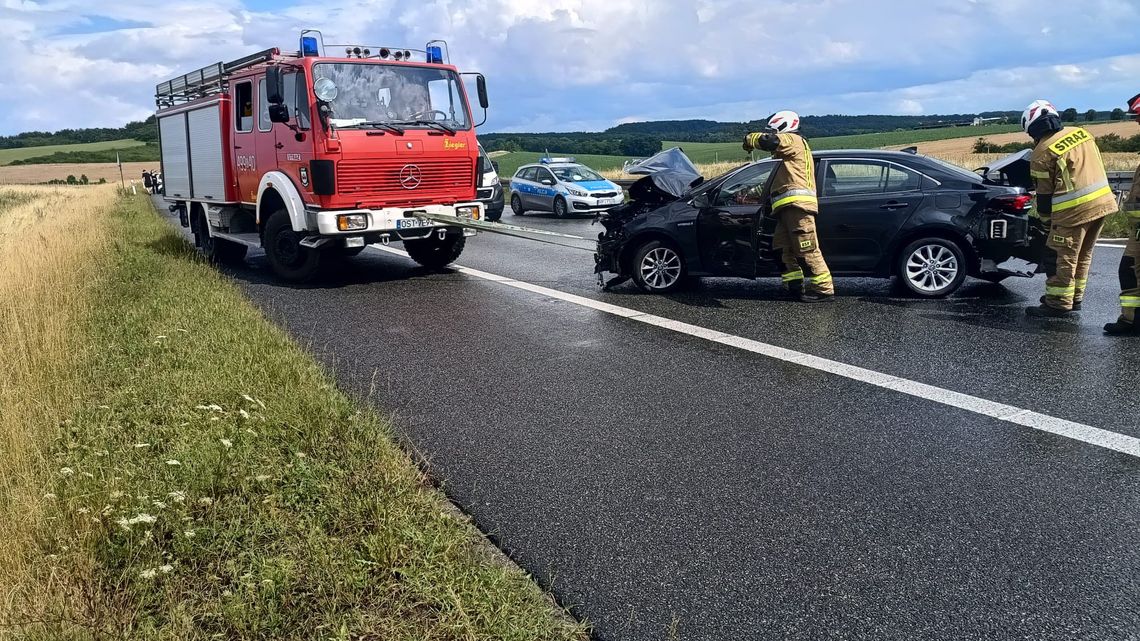 Wypadek na 260 km autostrady A4 w kierunku Wrocławia. Pojazdami podróżowało 6 osób