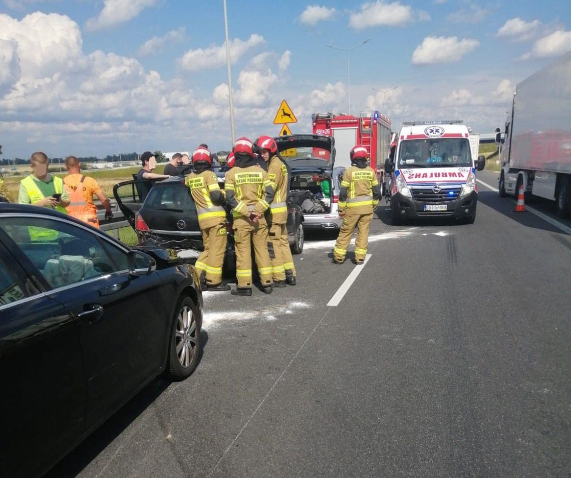 Wypadek na A4 na wysokości Olszowej. Zderzyły się trzy samochody osobowe