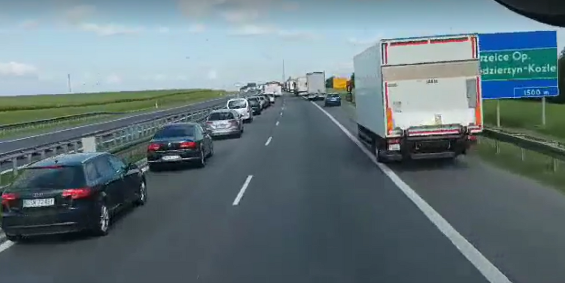 Korytarz życia na autostradzie A4. Co robią kierowcy? Strażacy to nagrali
