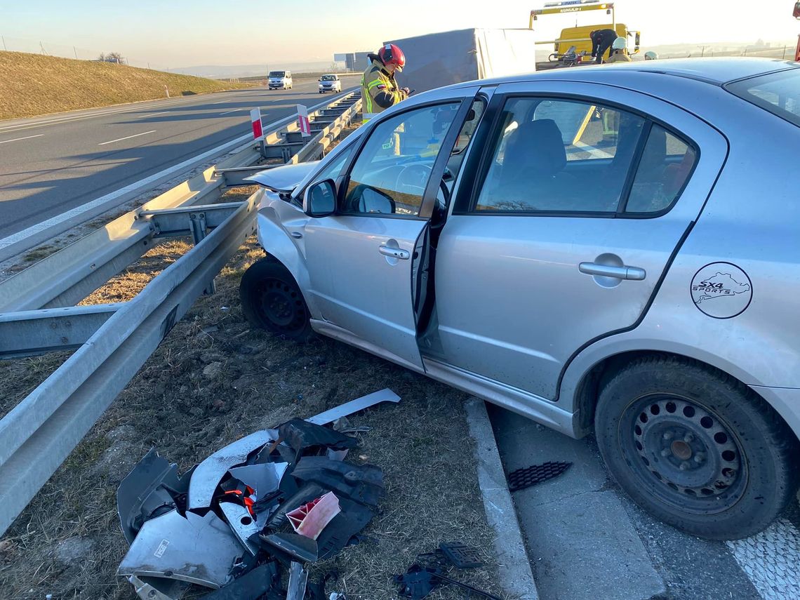 Wypadek na autostradzie A4. Auto wiozące leki na Ukrainę uderzyło w bariery