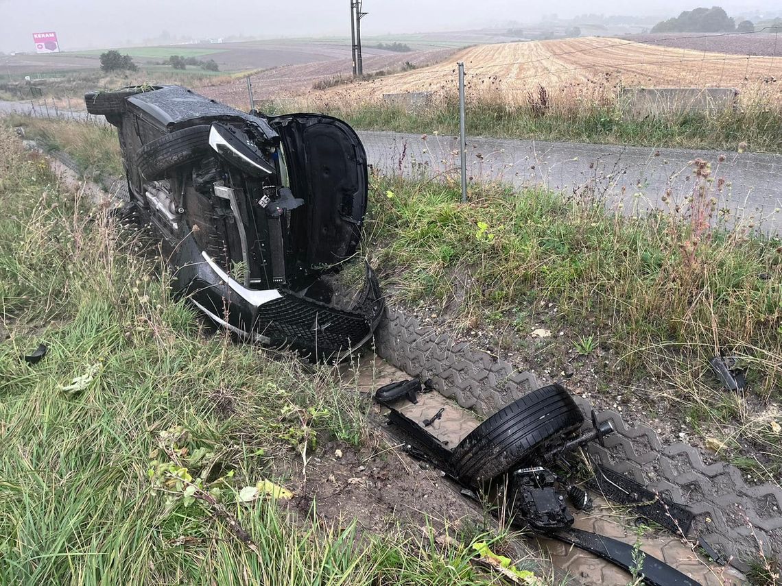 Wypadek na autostradzie A4. DS 7 Crossback dachował do rowu i stracił koło