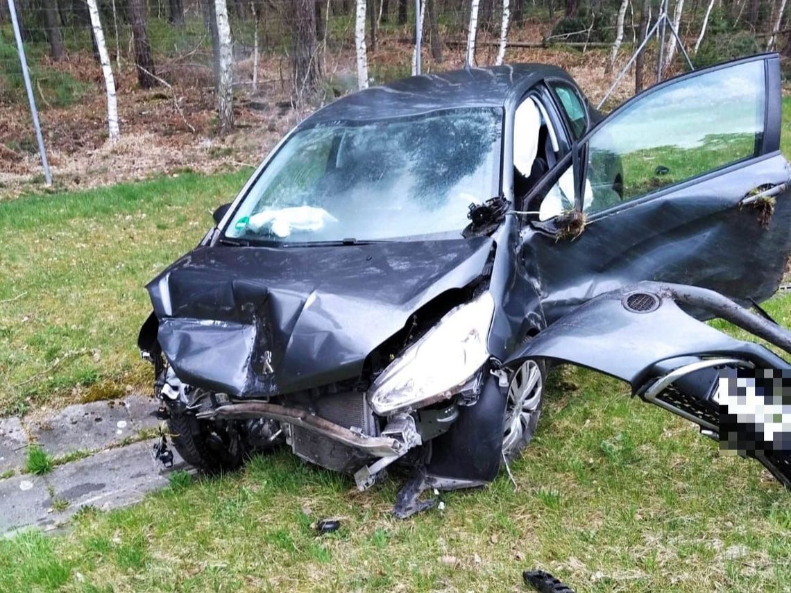 Wypadek na autostradzie A4. Kierowca peugeota wjechał w skodę