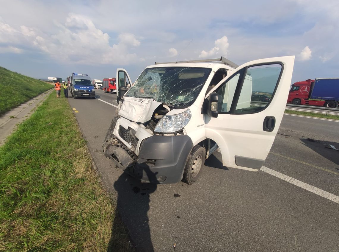 Wypadek na autostradzie A4 na wysokości Góry św. Anny. Bus wjechał w osobówkę