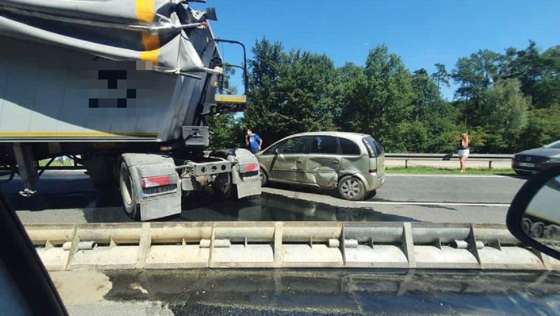 Wypadek na autostradzie A4 pod Nogowczycami. Zderzenie auta z ciężarówką