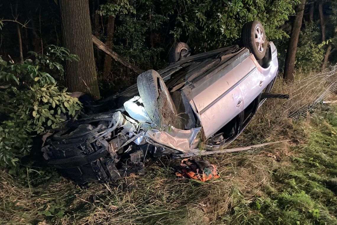 Wypadek na autostradzie A4. Volkswagen wypadł z drogi i dachował. Są ranni