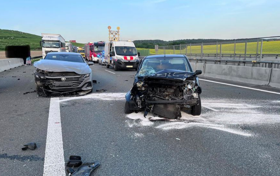 Wypadek na autostradzie A4. Zderzenie dwóch aut, dwie osoby ranne