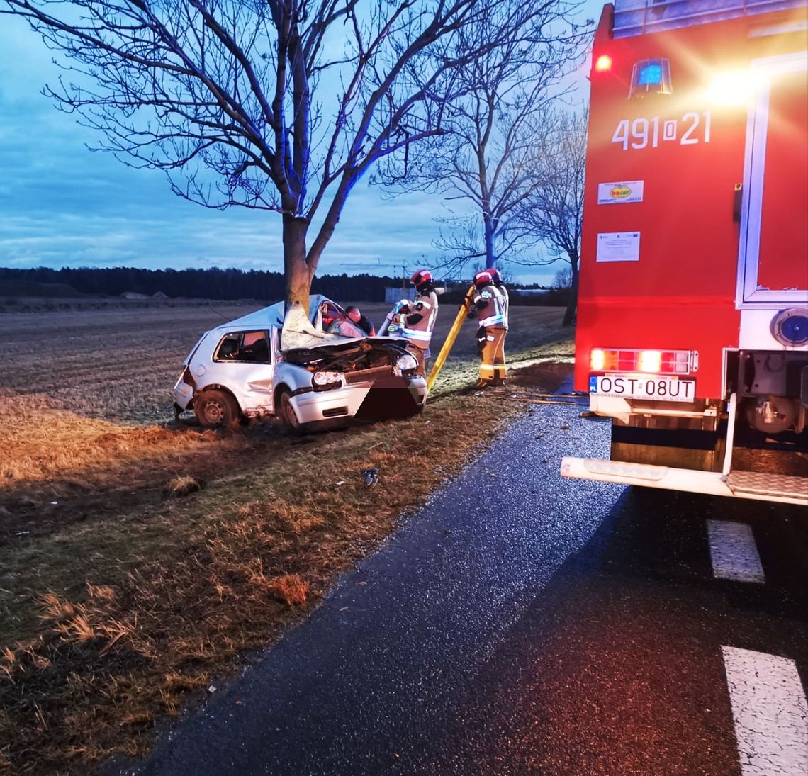 Wypadek na DK 88 między Strzelcami Opolskimi a Sieroniowicami. Kierowca zakleszczony w aucie