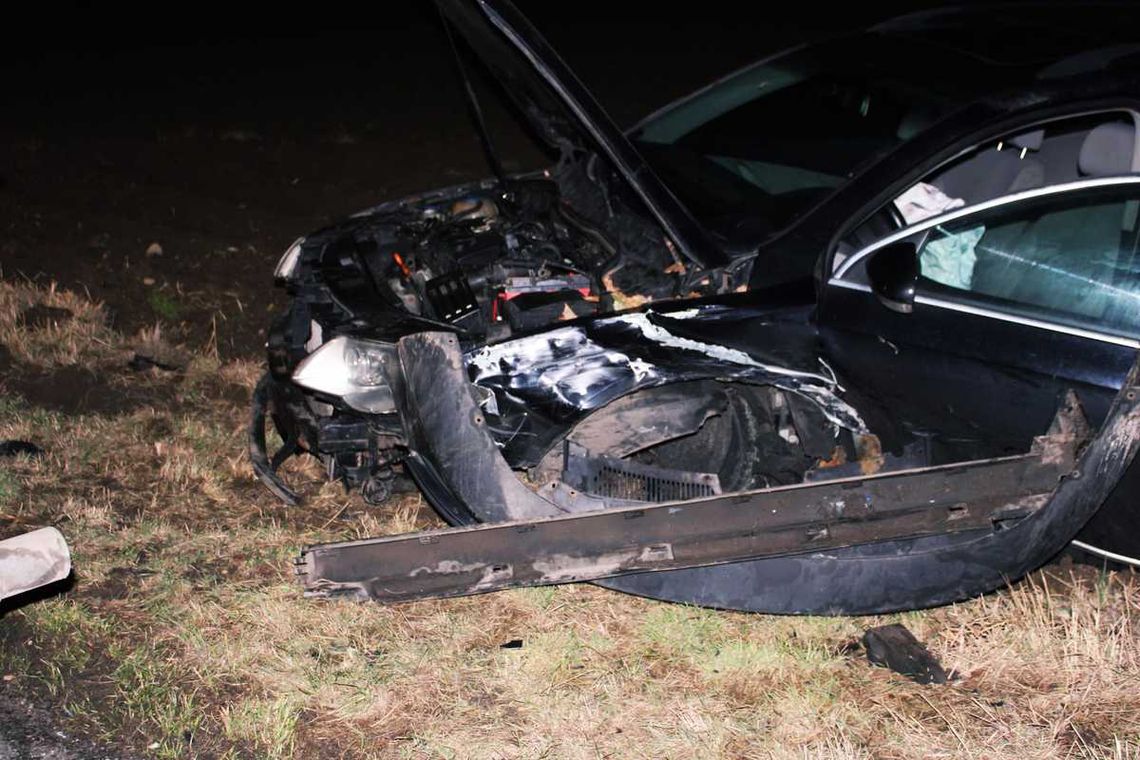 Wypadek na DW 409. Pijany kierowca BMW zderzył się czołowo z volkswagenem Wypadek na DW 409. Pijany kierowca BMW zderzył się czołowo z volkswagenem