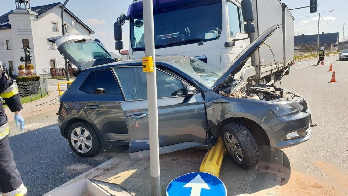Wypadek na głównej drodze w Izbicku. Jedna osoba ranna
