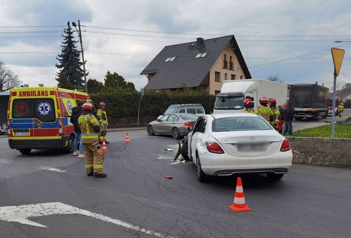 Wypadek w Ujeździe. Zderzenie samochodu ciężarowego i osobówki